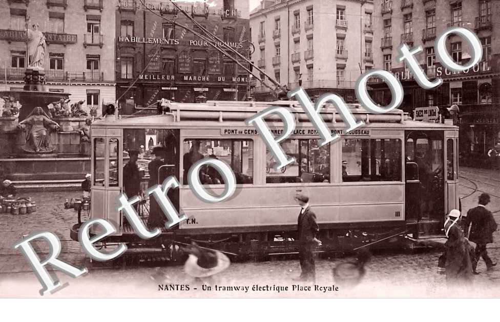 un tramway électrique Place Royale