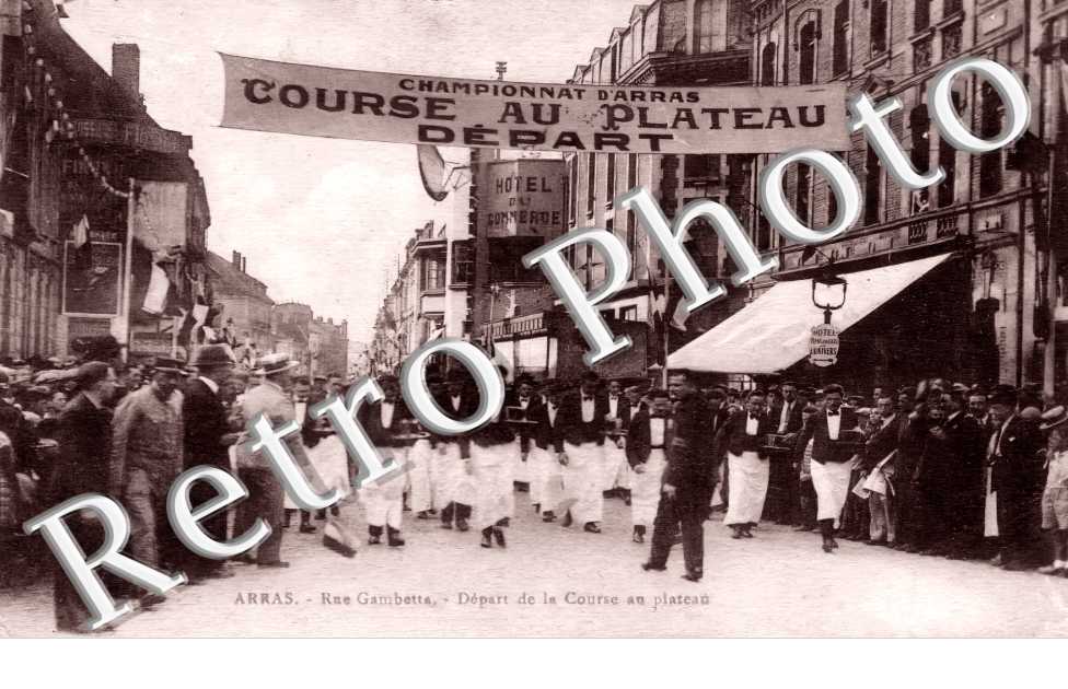 Rue Gambetta. Départ de la course au plateau