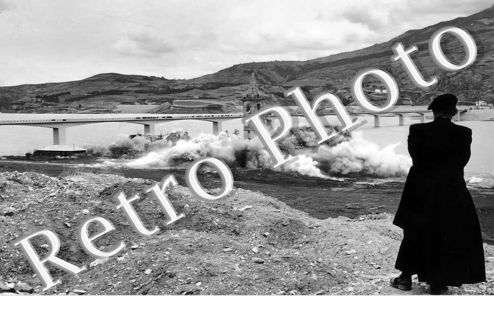 L&#039;abbé Ferraro curé du village assiste au dynamitage de son église  le 3 mai 1961