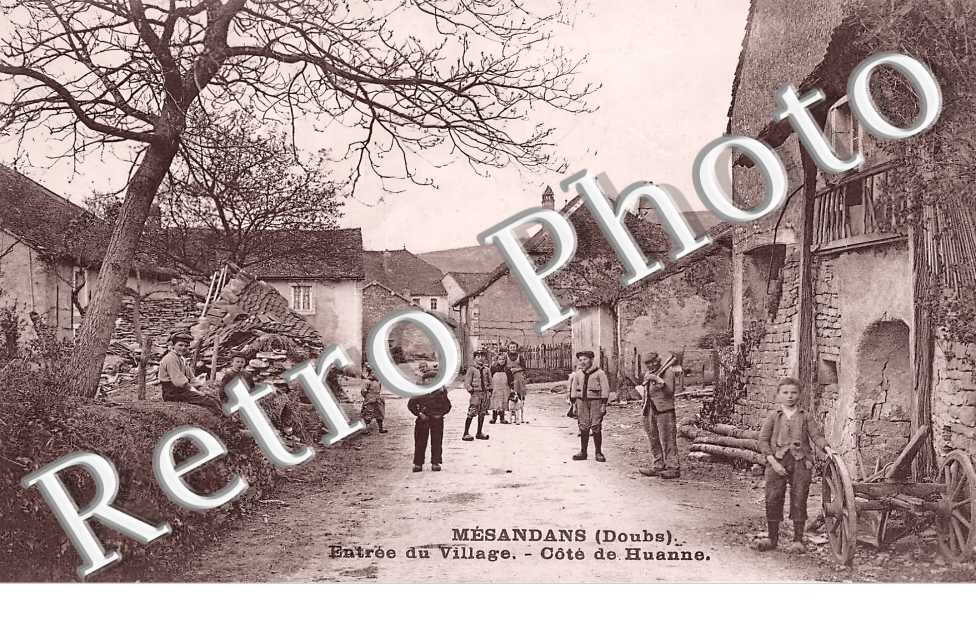 entrée du village. Côté de Huanne