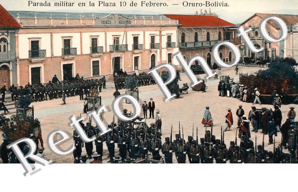 Parada militar en la Plaza 10 de Febrero