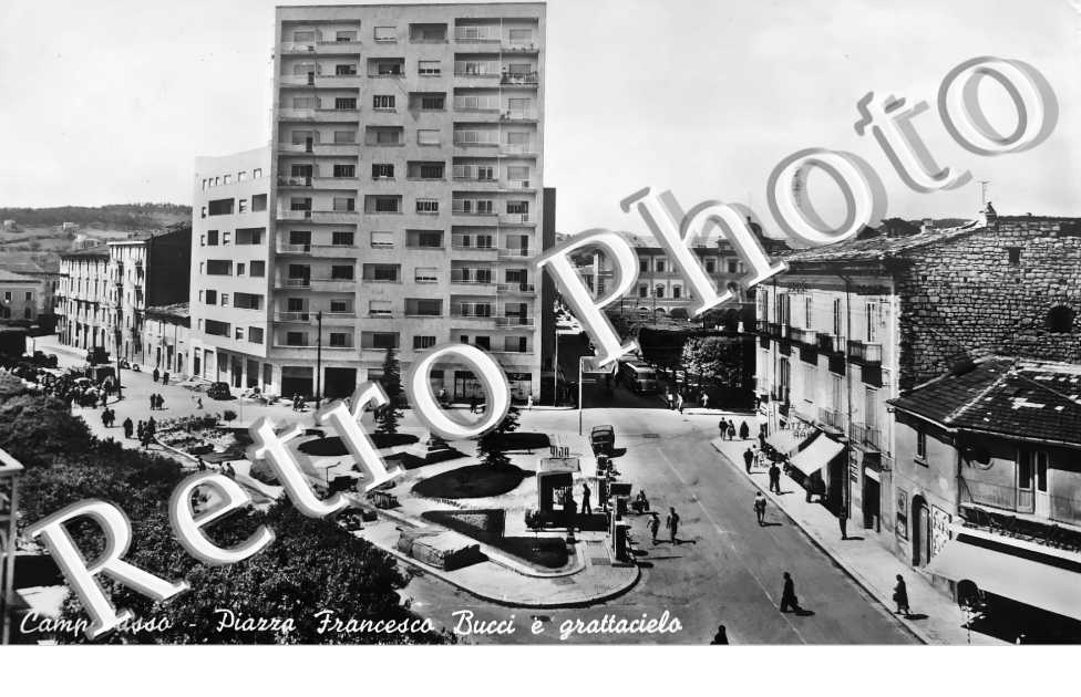 Piazza Francesco Bucci e grattacielo