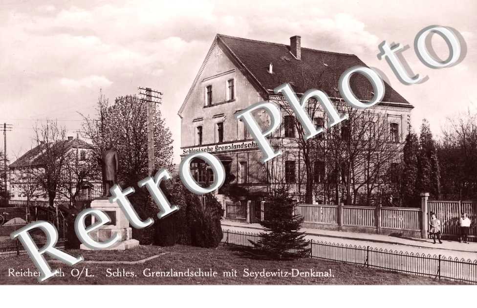 REICHENBACH Grenzlandschule mit Seydewitz-Denkmal