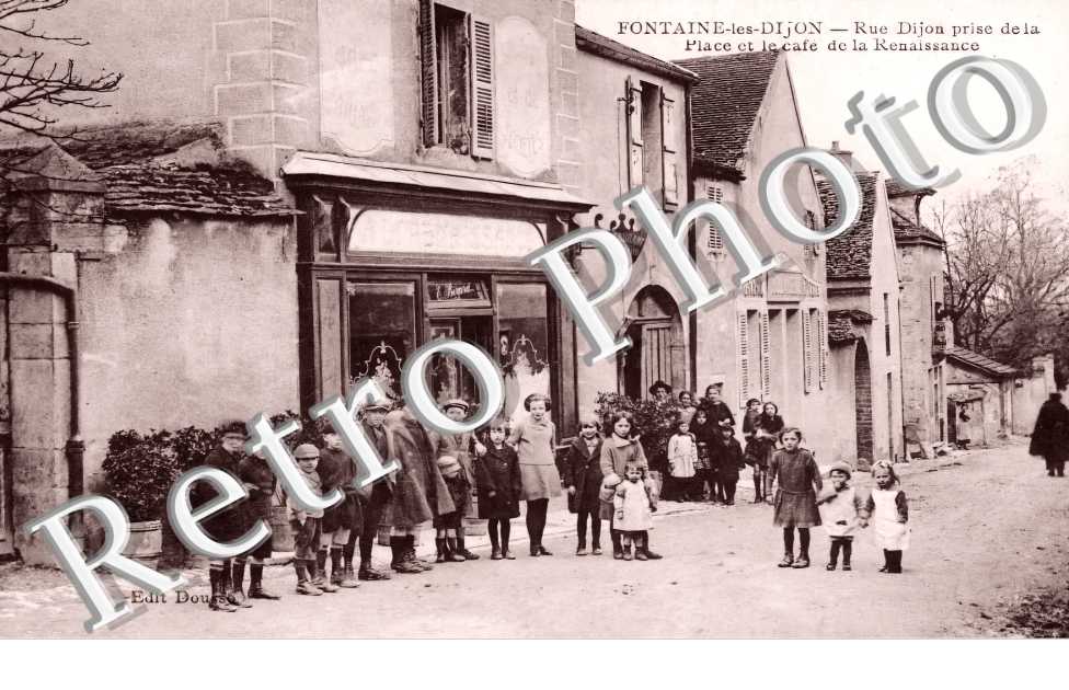 Rue Dijon prise de la Place et le café de la Renaissance
