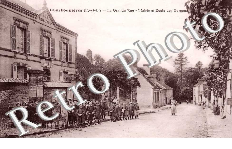 La grande rue. Mairie et école des garçons