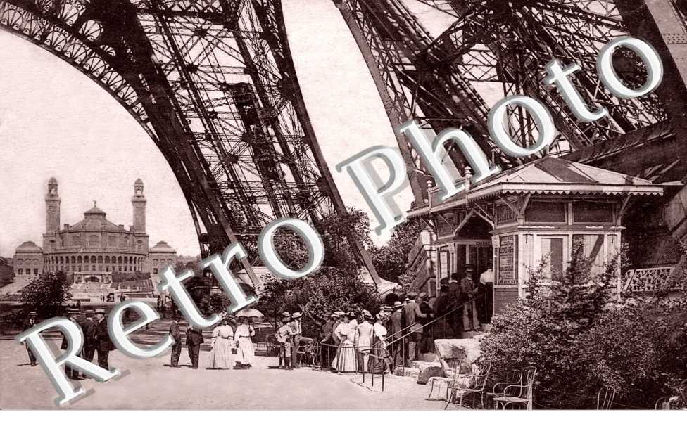 La Tour Eiffel, l&#039;entree d&#039;un Ascenseur