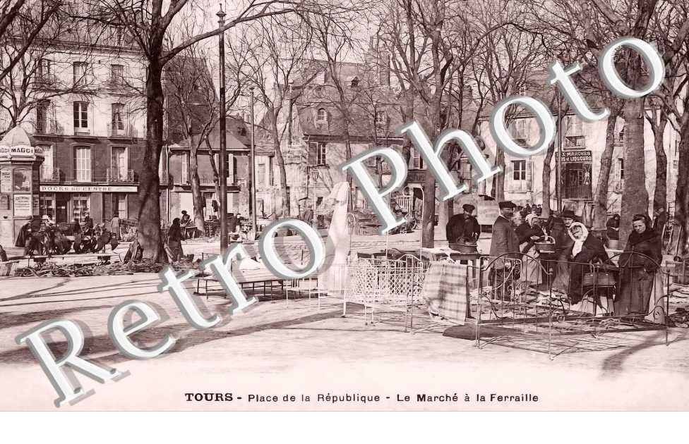 place de la République. Le Marché à la Ferraille