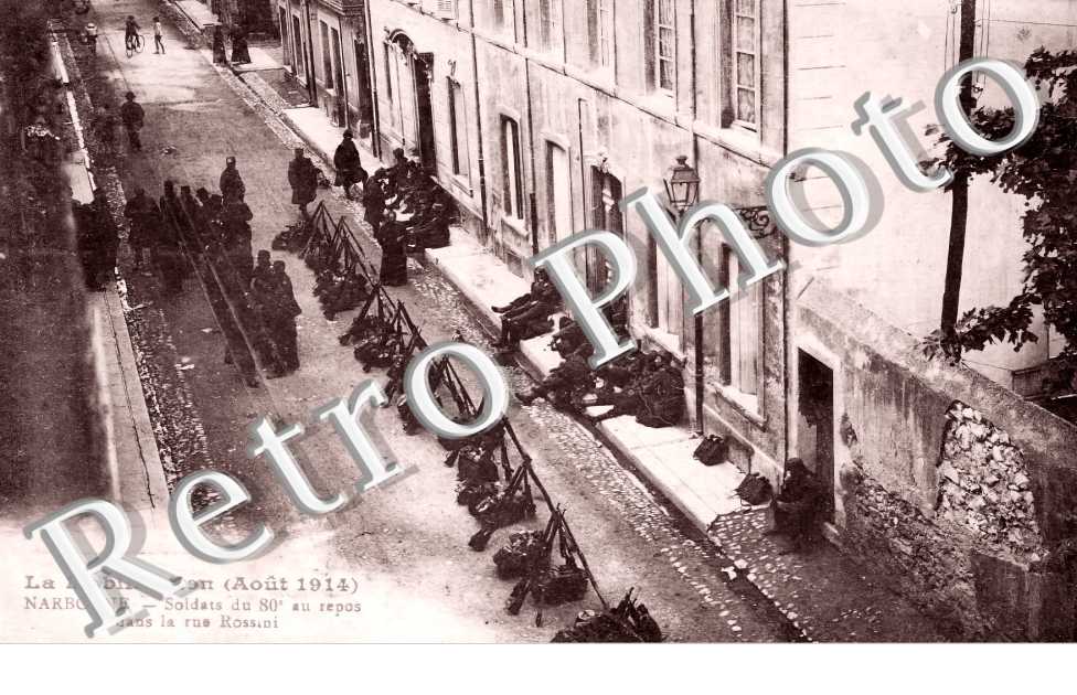Soldats du 80eme au repos dans la rue Rossini (août 1914)