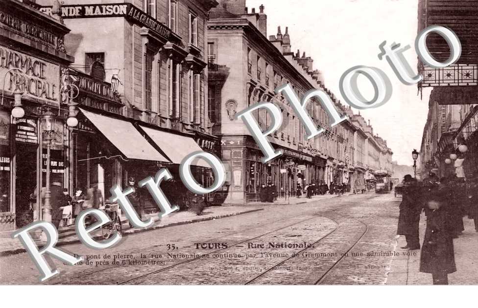Rue Nationale. Du pont de pierre, la rue Nationale se continue par l'avenue de Grammont. Pharmacie Principale