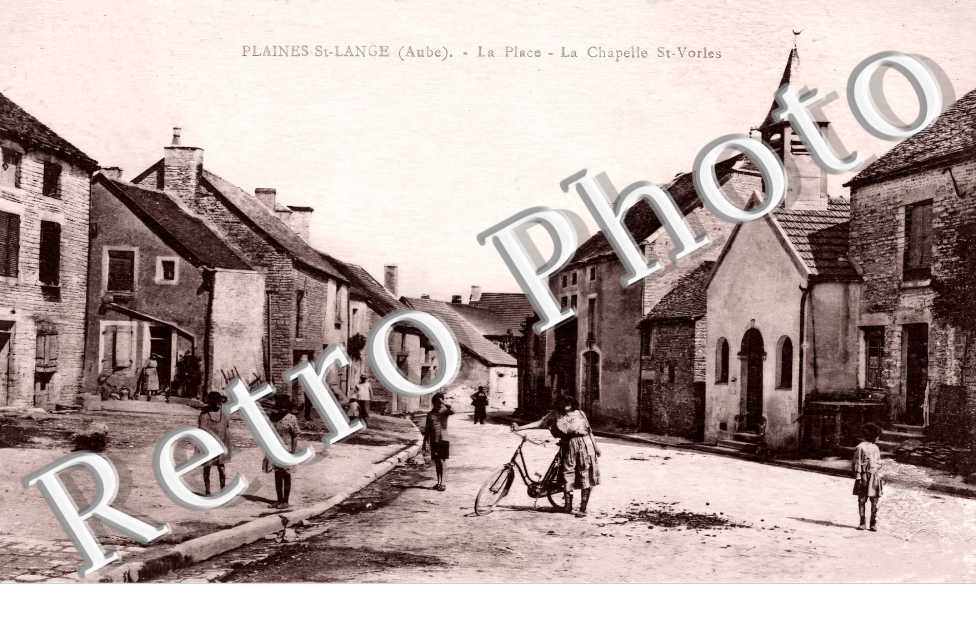 la place. La Chapelle Saint-Vorles