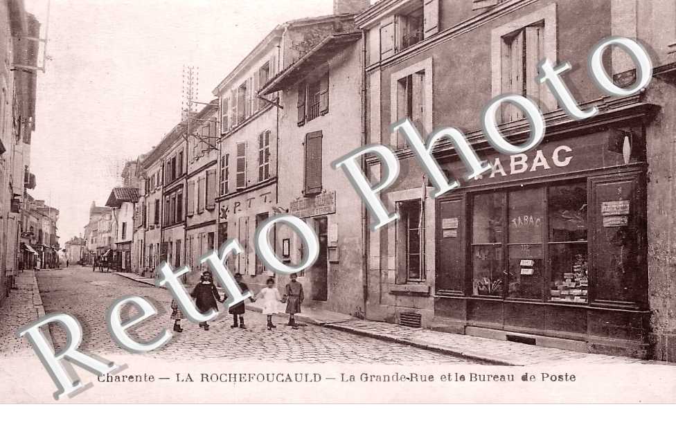 la grande rue et le Bureau de Poste. Tabac.