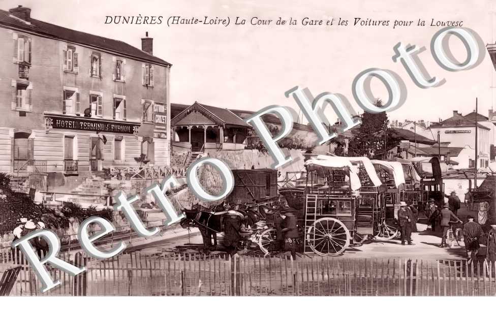 la cour de la gare et les voitures pour La Louvesc