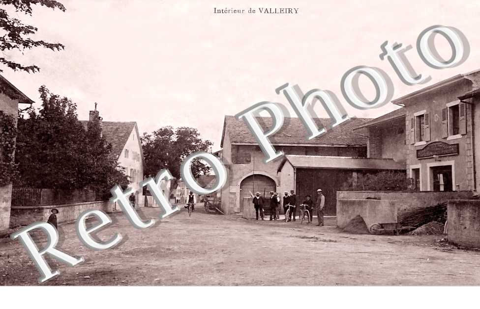 Intérieur du village et Hôtel des Voyageurs