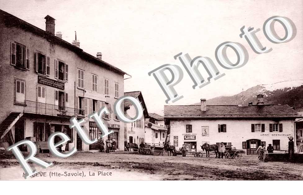la Place. Boulangerie Jaillard. Pharmacie.