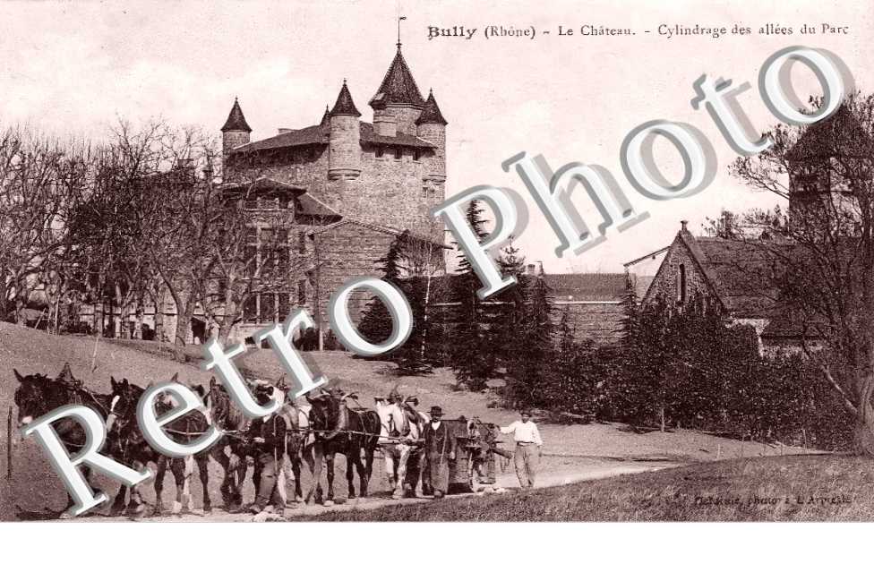 le Château. Cylindrage des allées du parc