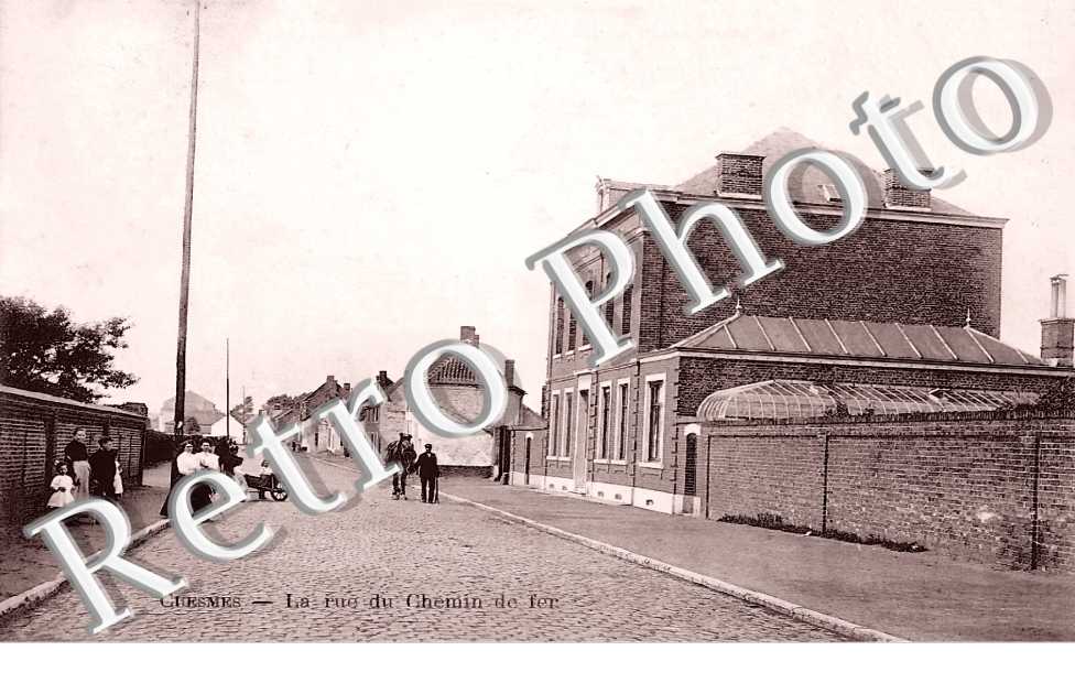 CUESMES. La rue du Chemin de fer