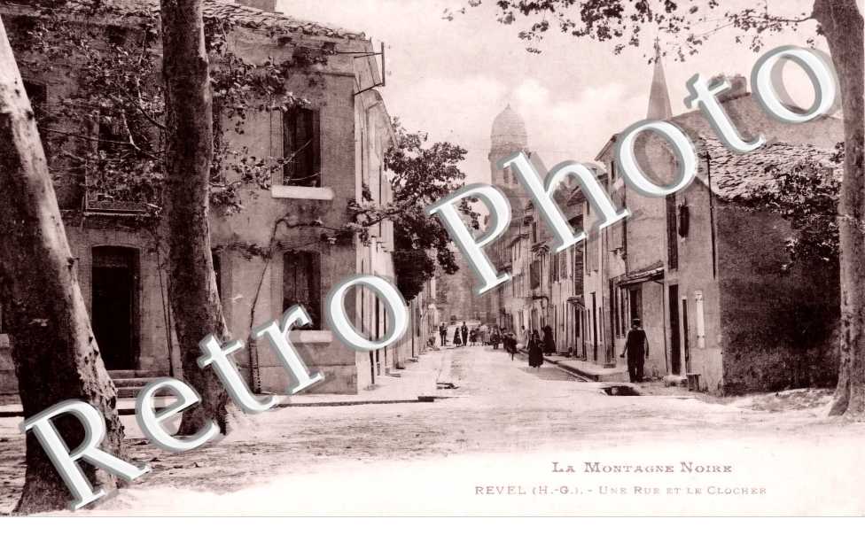 une rue et le clocher