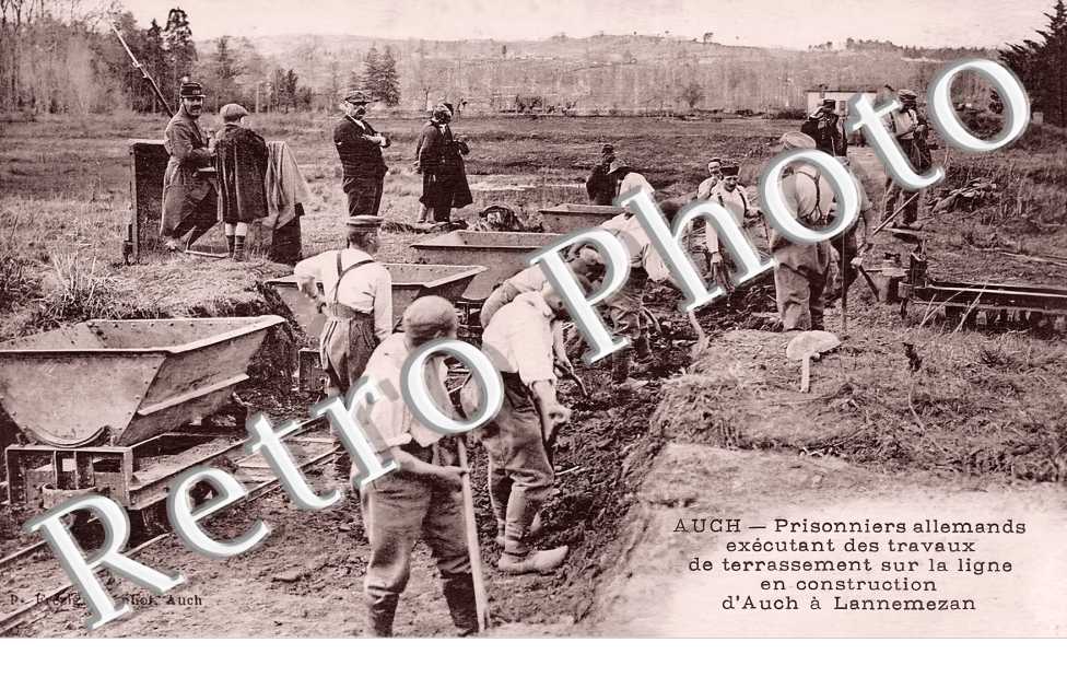 Prisonniers allemands exécutant des travaux de terrassement sur la ligne en construction d&#039;Auche à Lannemezan