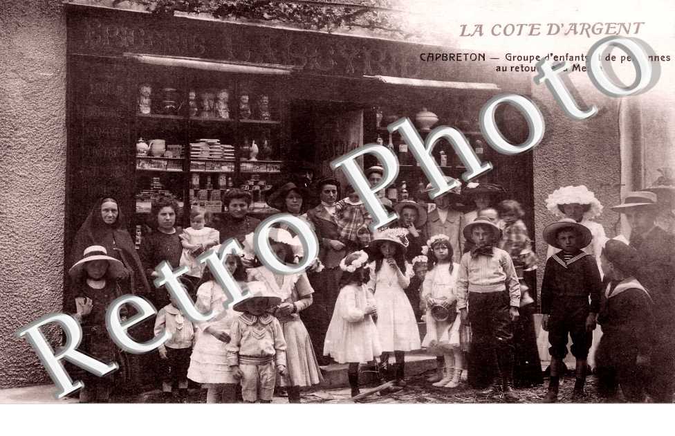 Groupe d'enfants et de personnes au retour de la Messe