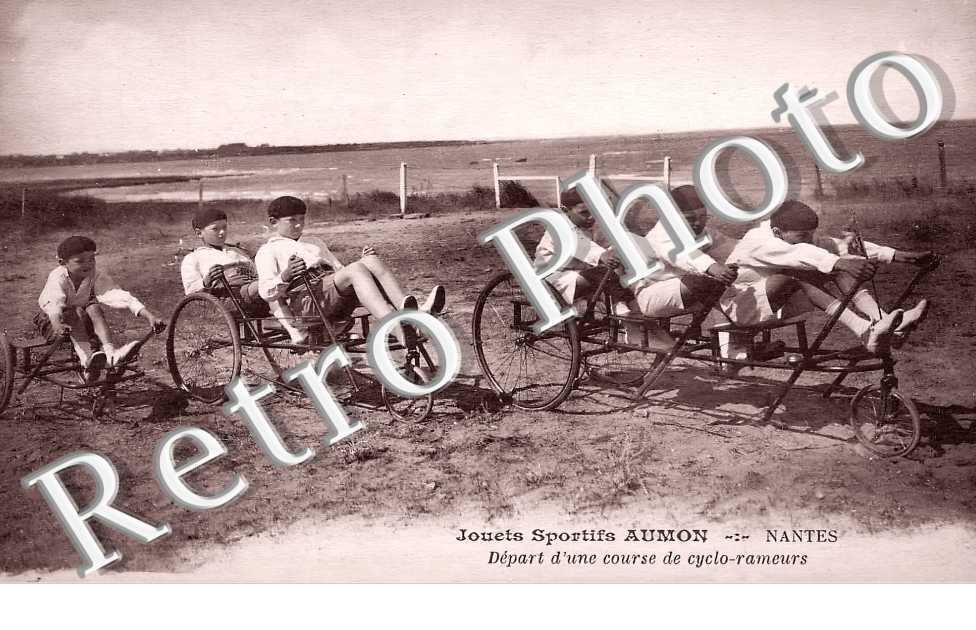 Joueurs sportifs Aumon. Départ d&#039;une course de cyclo-rameurs