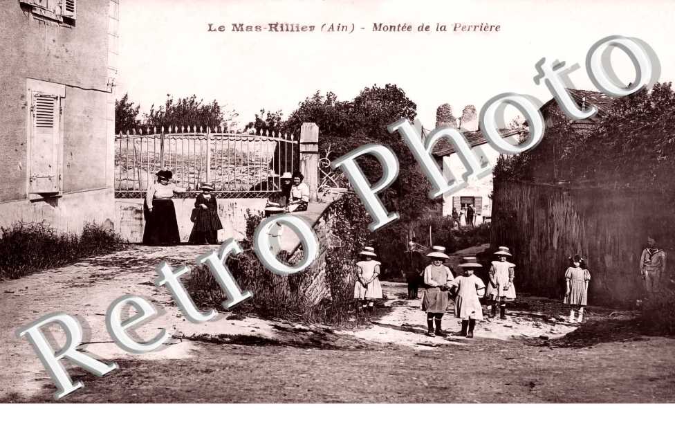 Le Mas-Rillier. Montée de la Perrière