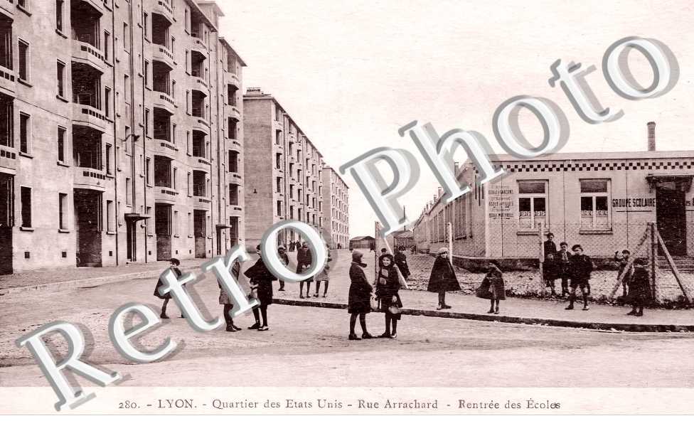Quartier des Etats Unis. Rue Arrachard. Rentrée des écoles