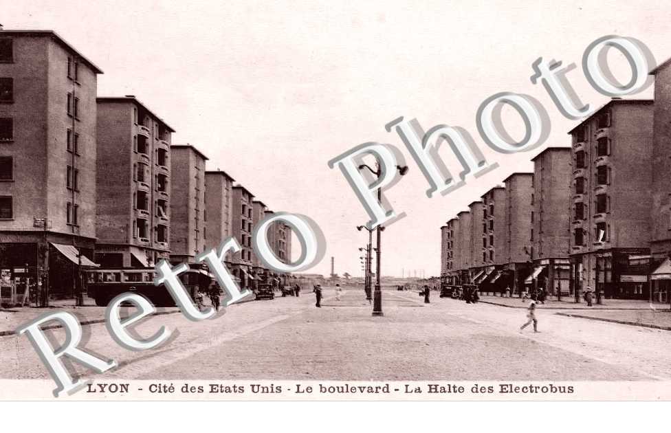 Cité des Etats Unis. Le boulevard. La Halte des Electrobus