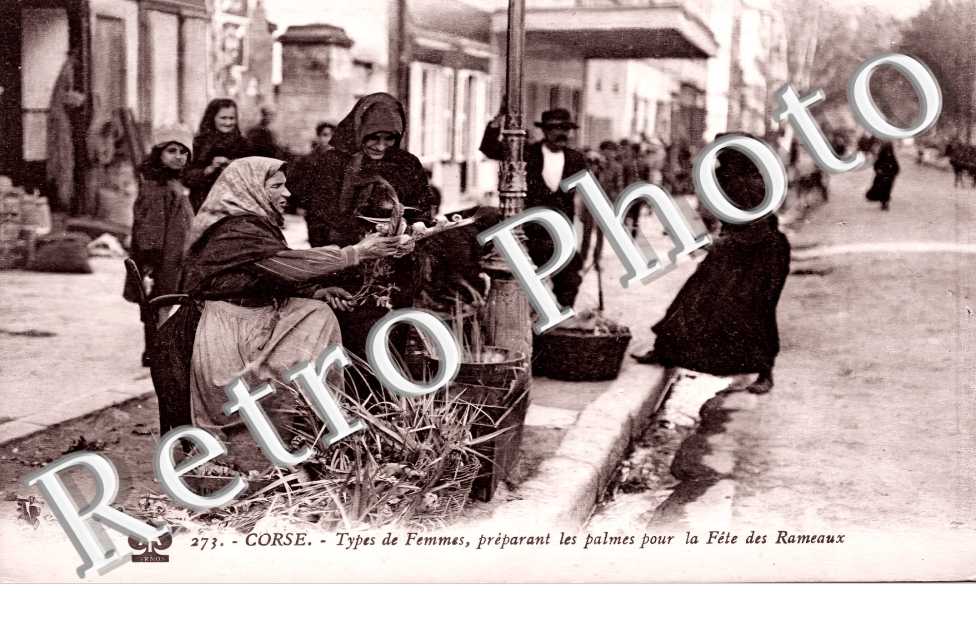 Types de femmes préparant les palmes pour la Fête des Rameaux