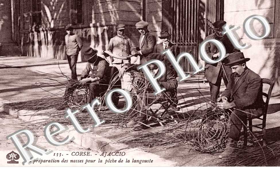 La préparation des nasses pour la pêche de la langouste