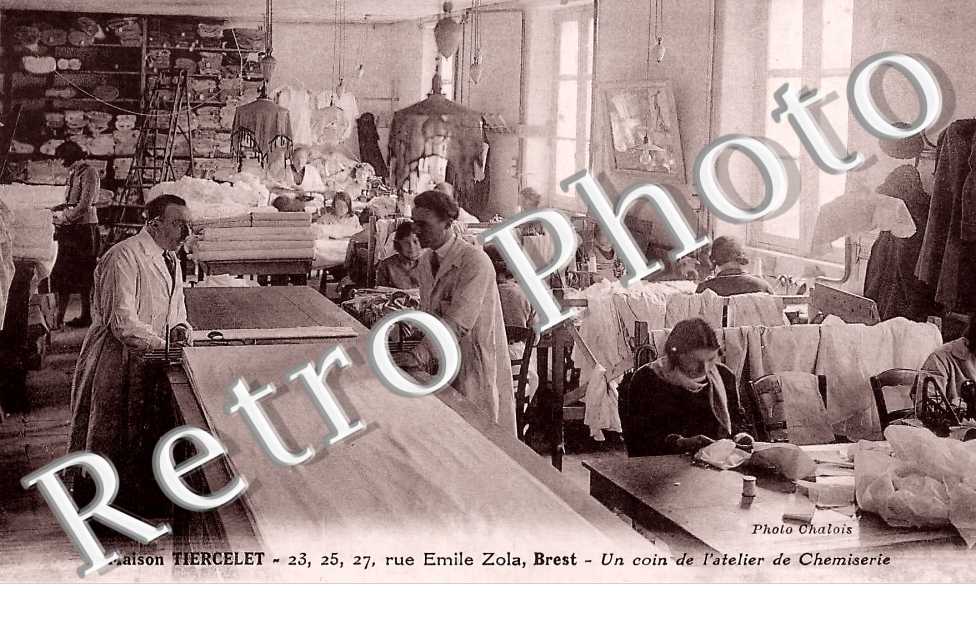 Maison Tiercelet. rue Emile Zola. Un coin de l'atelier de chemiserie