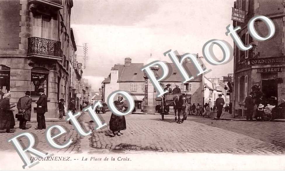 la place de la Croix. Hotel du Commerce
