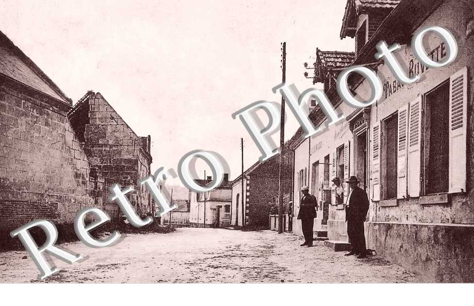 une rue. Tabac Buvette