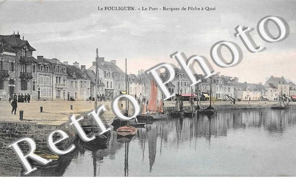 Le Port. Barques de pêche à quai