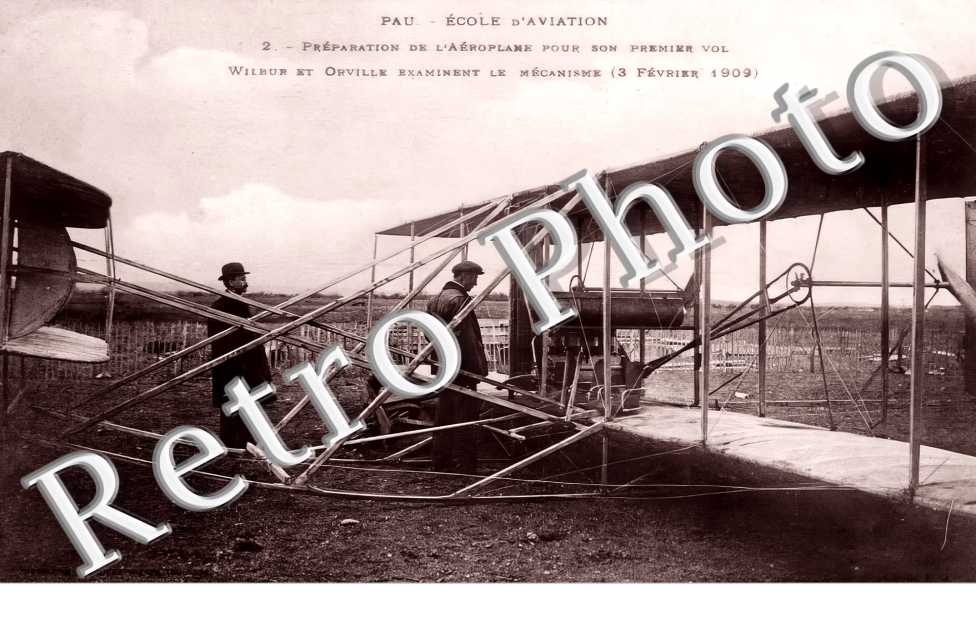 Ecole d&#039;Aviation. Préparation de l&#039;Aéroplane pour son premier vol. Wilbur et Orville examinent le mécanisme (3 février 1909)