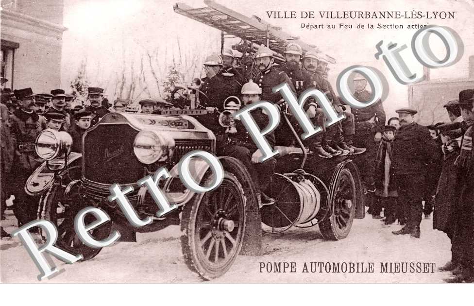 Départ au feu de la section active. Pompe automobile Mieusset