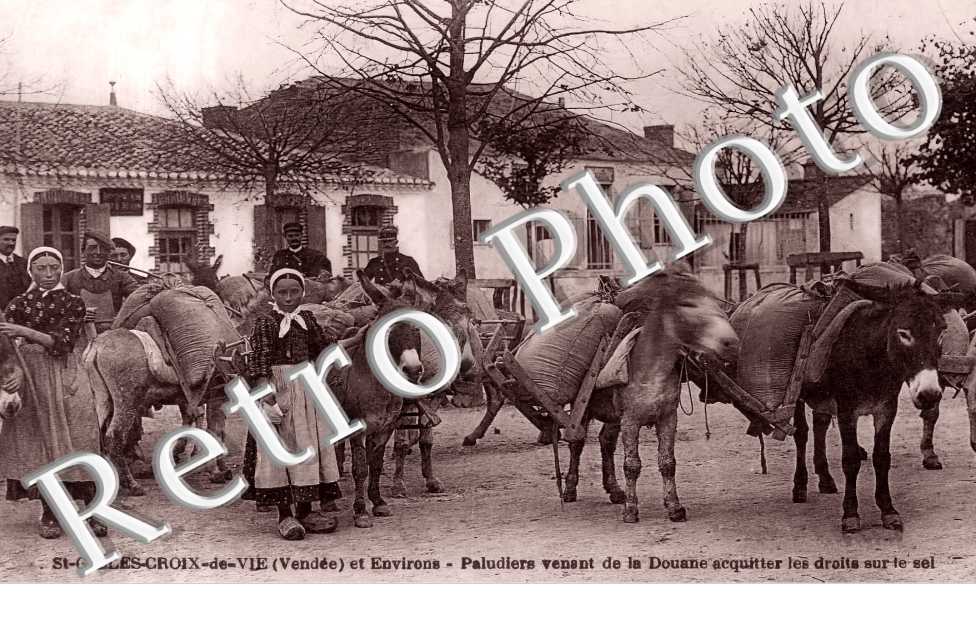 Paludiers venant de la Douane acquitter les droits sur le sel.