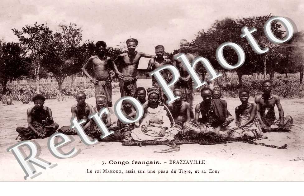 Le roi Makoko, assis sur une peau de tigre et sa cour