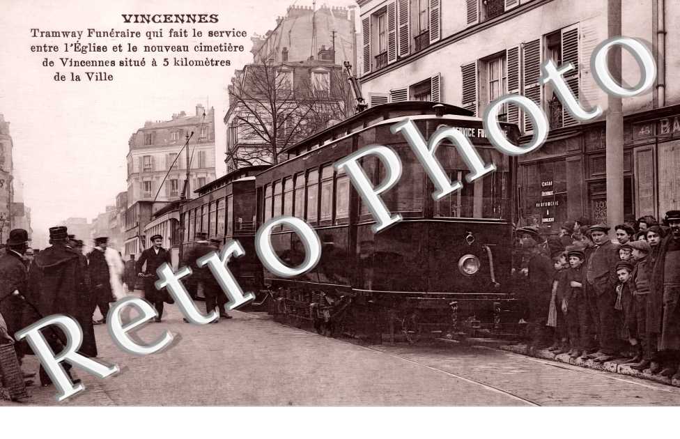 Tramway funéraire qui fait le service entre l'église et le nouveau cimetière