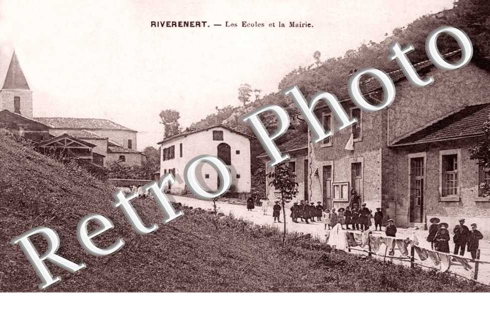 les ecoles et la mairie.