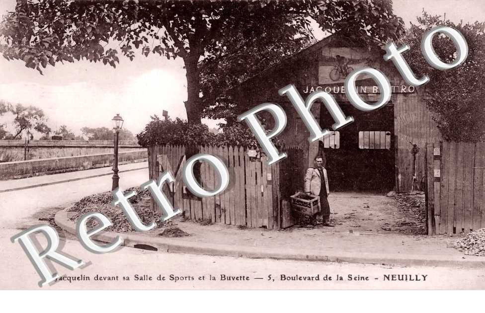 Jacquelin devant sa salle de Sports et la Buvette. 5 boulevard de la Seine