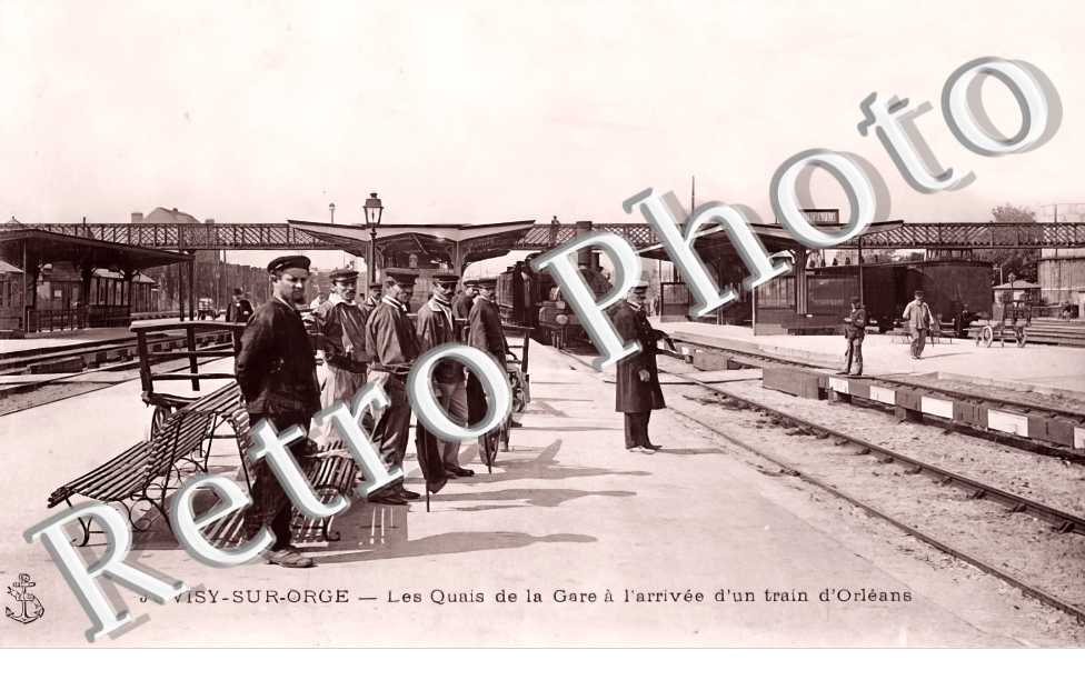 les quais de la gare à l'arrivée d'un train d'Orléans