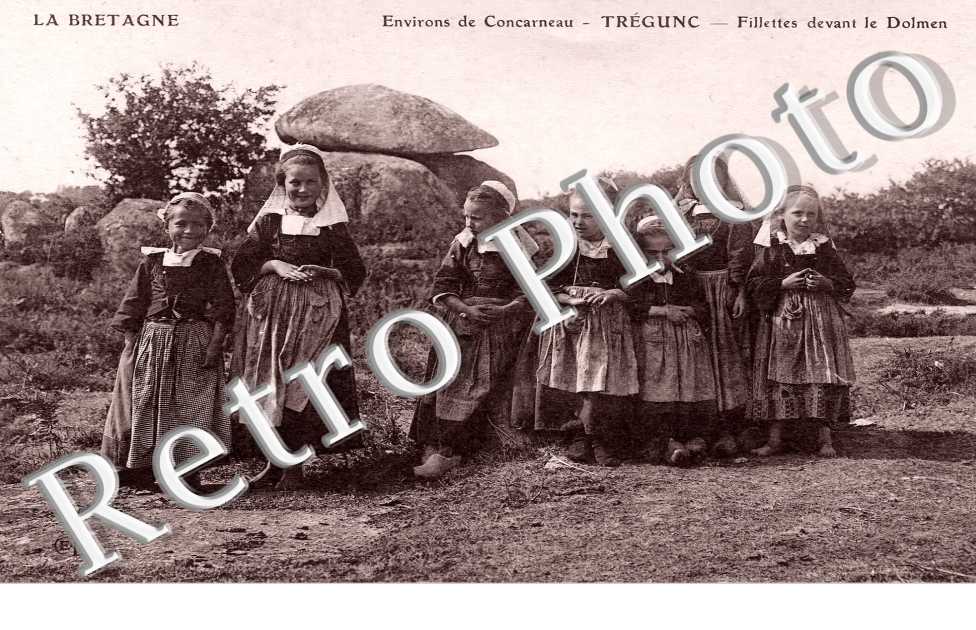 fillettes devant le dolmen