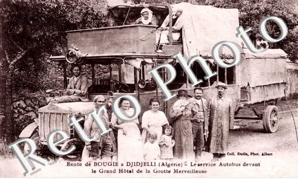 Route de Bougie à Djidjelli. Le service autobus devant le Grand Hôtel de la Grotte Merveilleuse