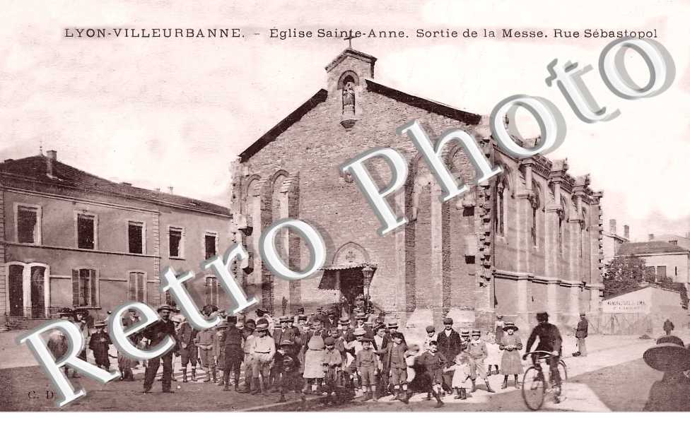 Lyon-Villeurbanne. Eglise Sainte-Anne. Sortie de la Messe. Rue Sébastopol