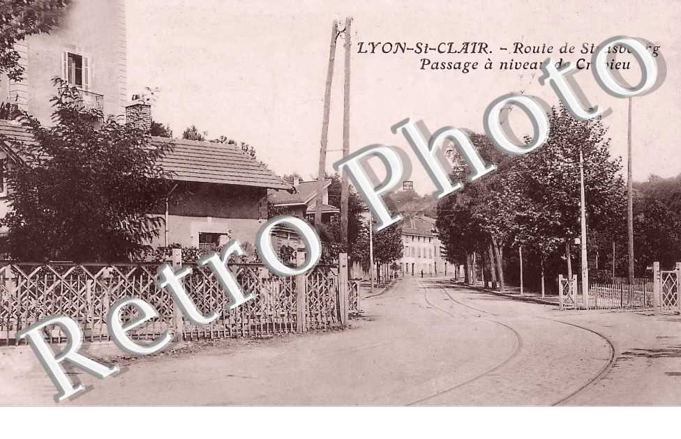 Lyon-Saint-Clair. Route de Strasbourg. Passage à niveau de Crépieu.