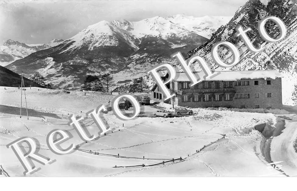 l'auberge de la jeunesse, les aiguilles de Chabrière et le Mont Guillaune