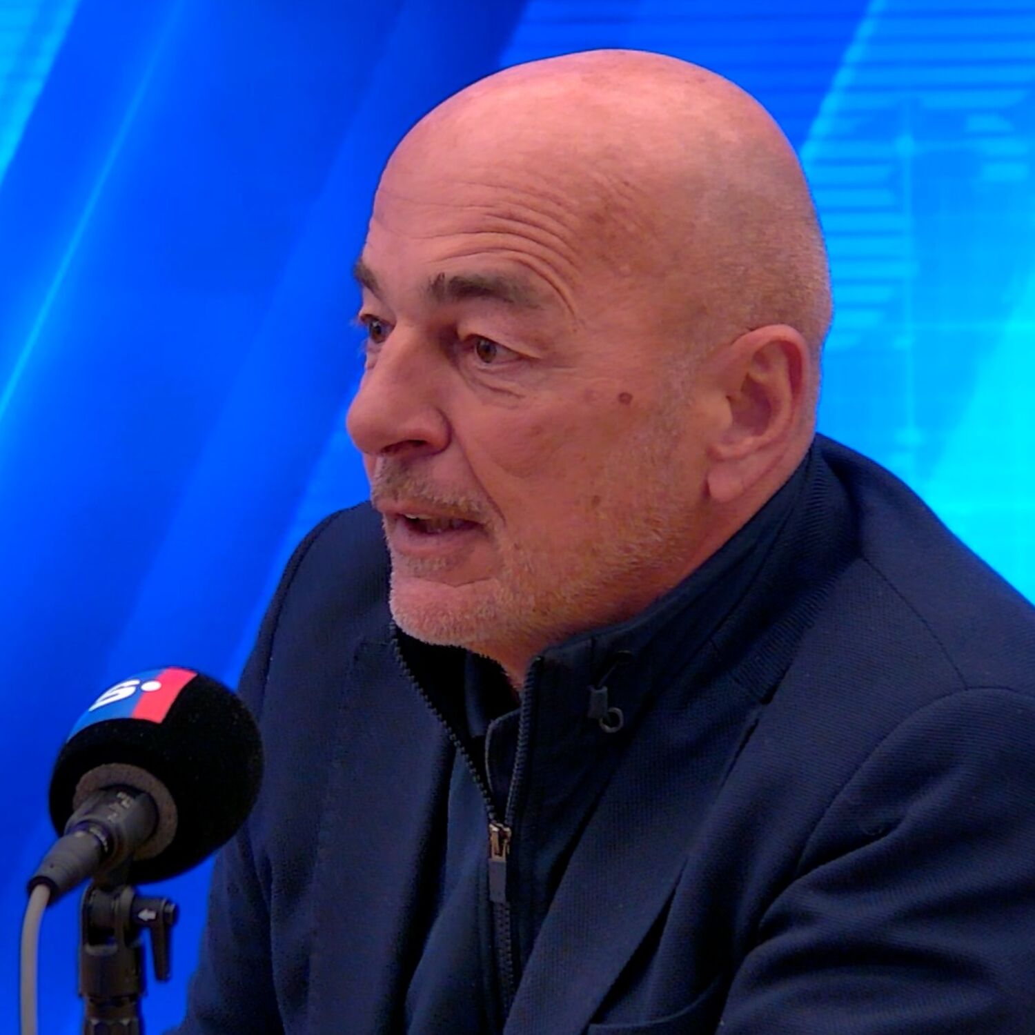 Les confessions de Marc Delire: son style cash, sa carrière, sa passion pour le golf, les fléchettes et le marathon, l’arrêt de la cigarette, sa vie au Sénégal Les confessions de Marc Delire: son style cash, sa carrière, sa passion pour le golf, les fléchettes et le marathon, l’arrêt de la cigarette, sa vie au Sénégal