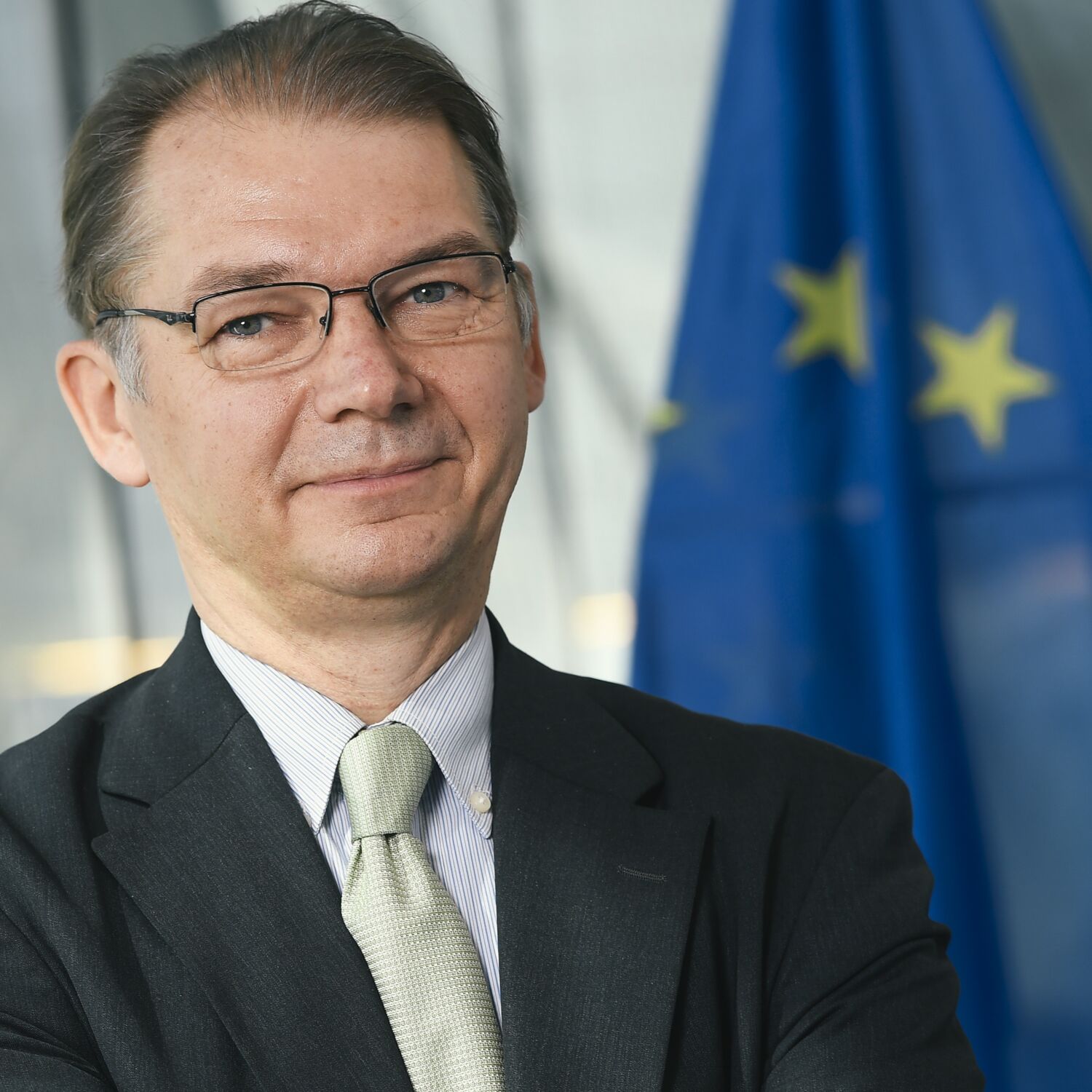 L'Europe et vous - épisode 4: comment le Parlement européen veut améliorer vos technologies du quotidien (par Philippe Lamberts) episode artwork