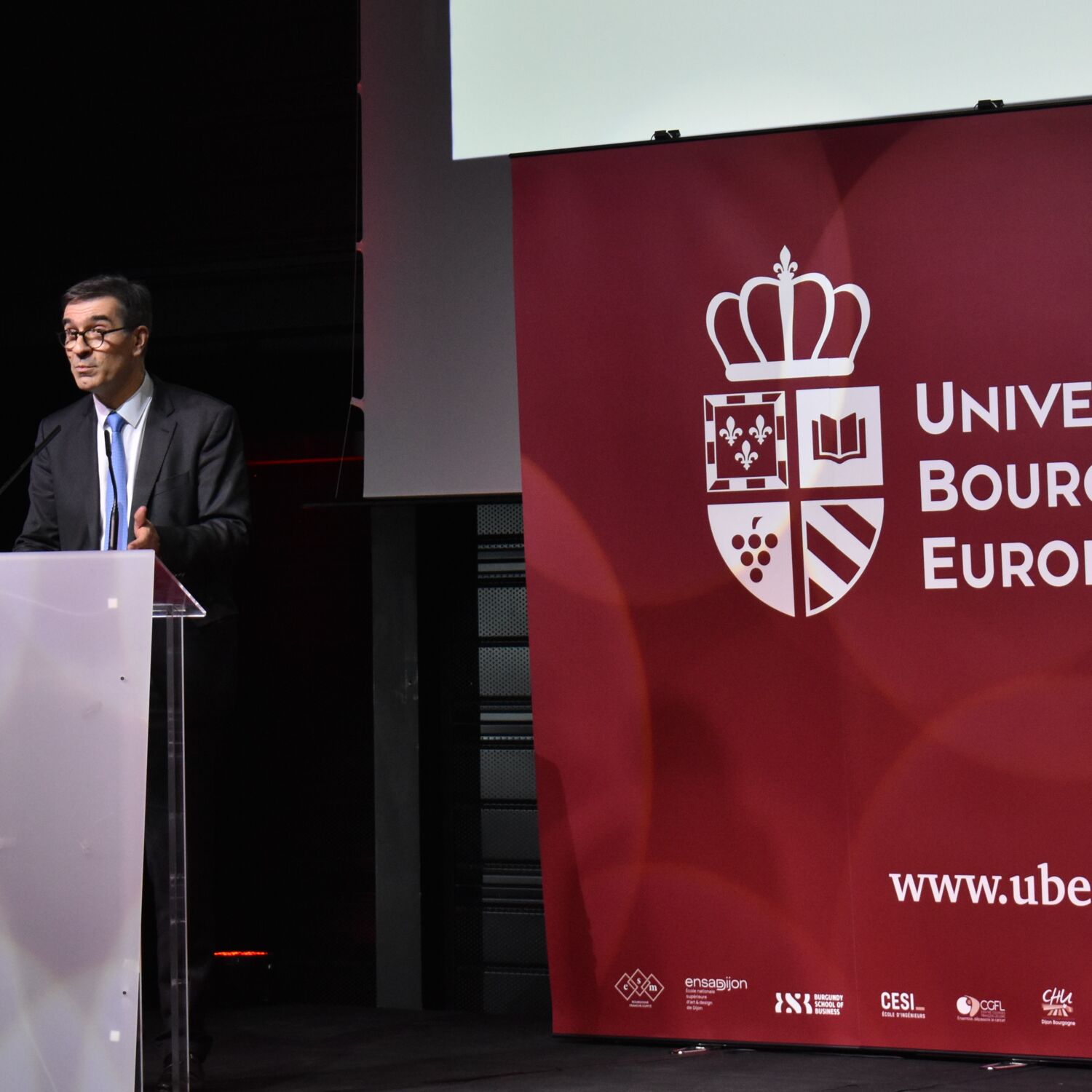 « On va être obligé de réduire le nombre d'étudiants et de postes »...