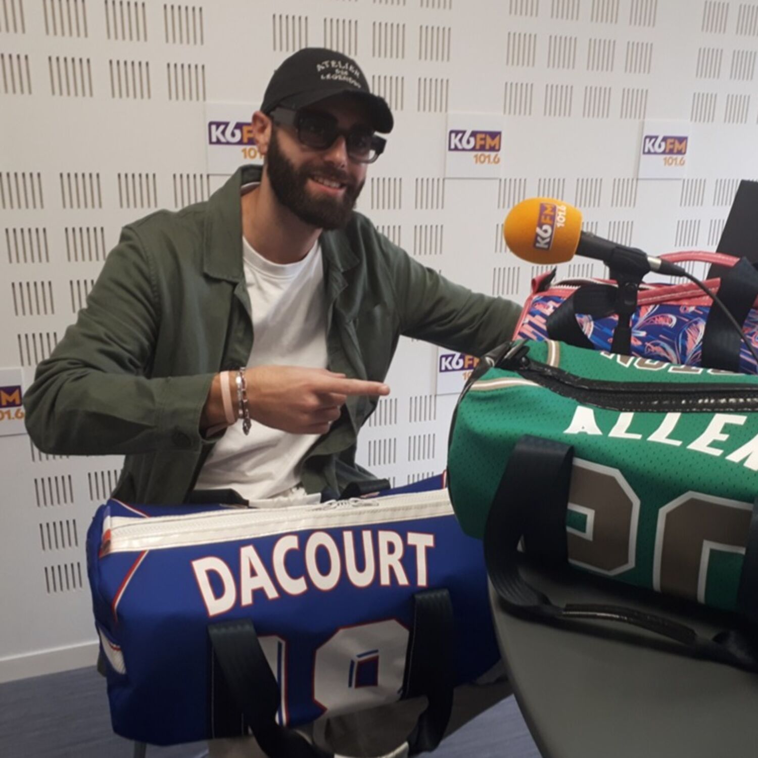 Il transforme des maillots en sacs de sport